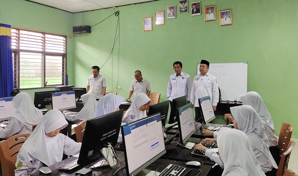 Kepala Seksi Pendidikan Madrasah Tanggamus Pantau Pelaksanaan ANBK di MTsN 1 Tanggamus: Infrastruktur dan Teknologi Jadi Prioritas