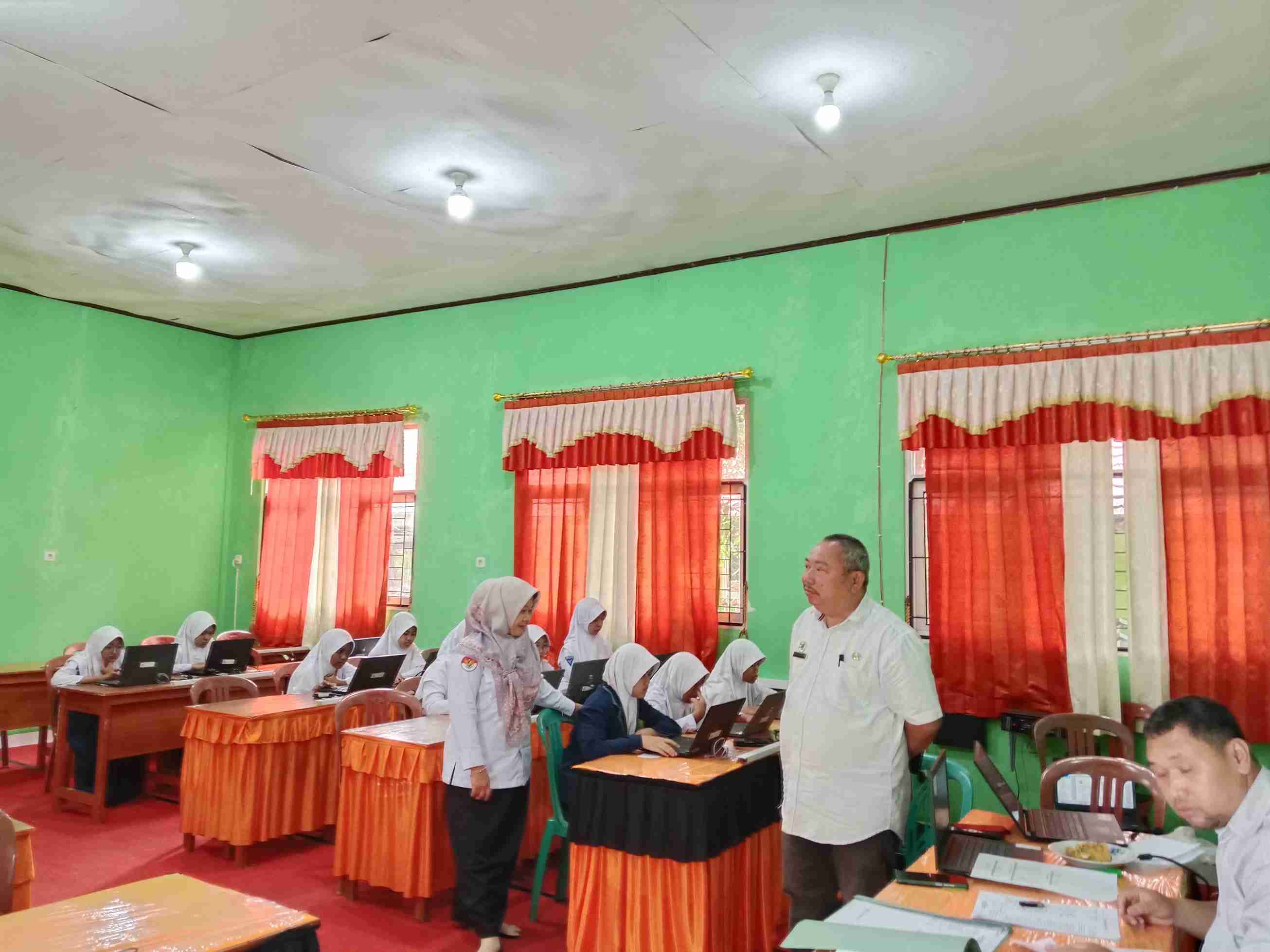 Ketua Pokjawas dan Pengawas MTsN 1 Lambar Monitoring Pelaksanaan ANBK 2024