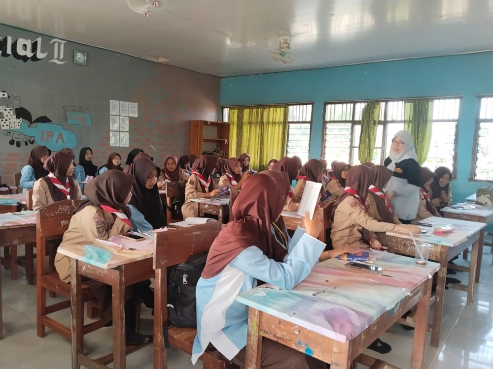 English Club MAN 1 Pringsewu: Fasilitasi Siswa dengan Kecerdasan Linguistik