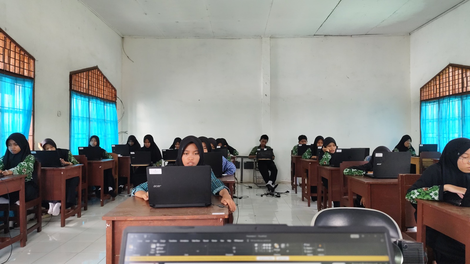 Pengawas Madrasah Kemenag Mesuji Tinjau Pelaksanaan ANBK di MTsN 1 Mesuji