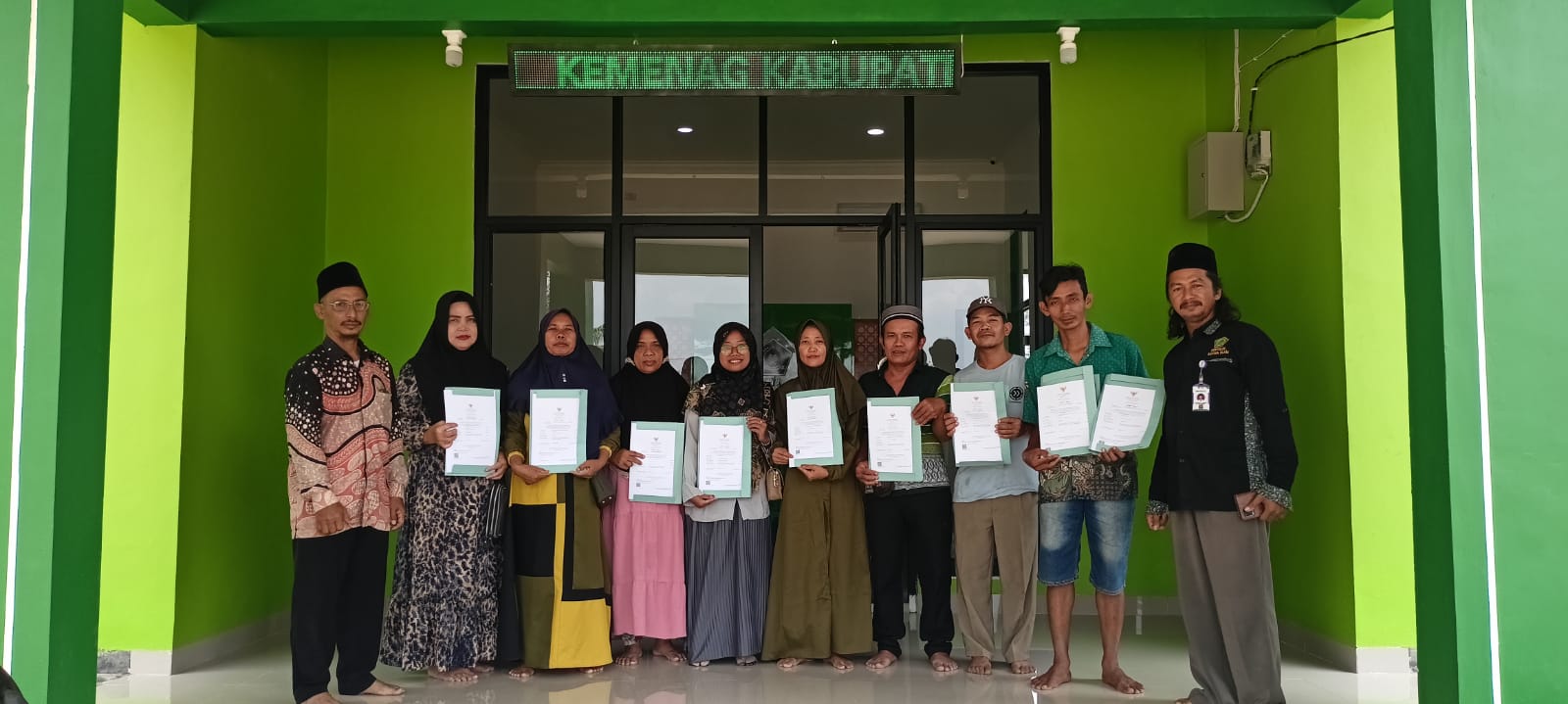 KUA Kecamatan Panca Jaya Bagikan Sertifikat Halal kepada Pelaku Usaha Kuliner