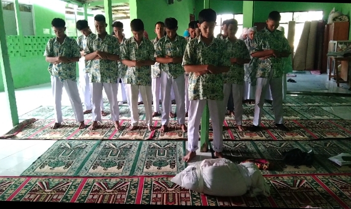 Mengamalkan Ajaran Islam, Peserta Didik MAN 1 Tanggamus Laksanakan Praktik Shalat Jenazah
