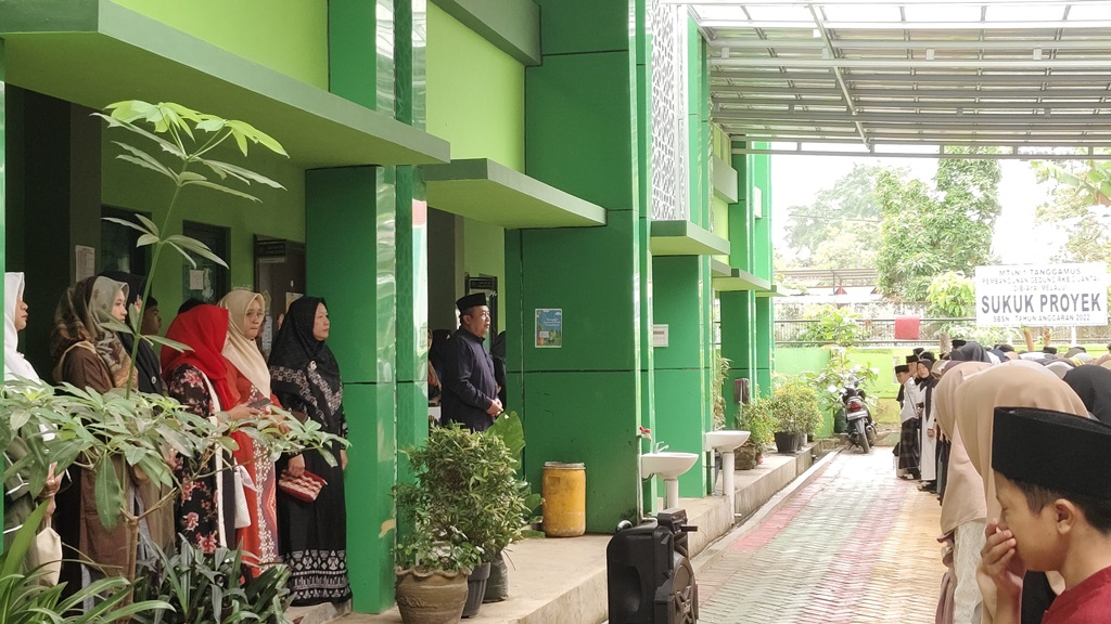 H. Ramdani Resmikan Perlombaan Maulid Nabi Muhammad SAW di MTsN 1 Tanggamus dengan Semangat Tinggi