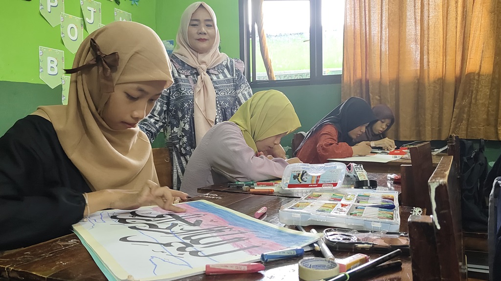 Kreativitas Siswa MTsN 1 Tanggamus Tampil Memukau dalam Perlombaan Maulid Nabi Muhammad SAW