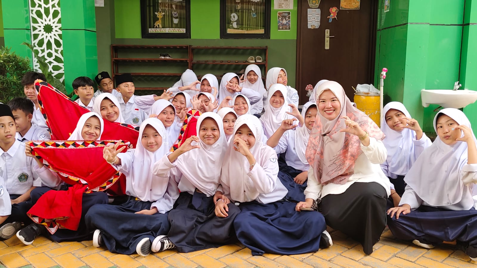 Kreativitas Siswa MTsN 1 Tanggamus Berpadu dengan Budaya Lokal: Taplak Meja Motif Belah Ketupat di Projek P5