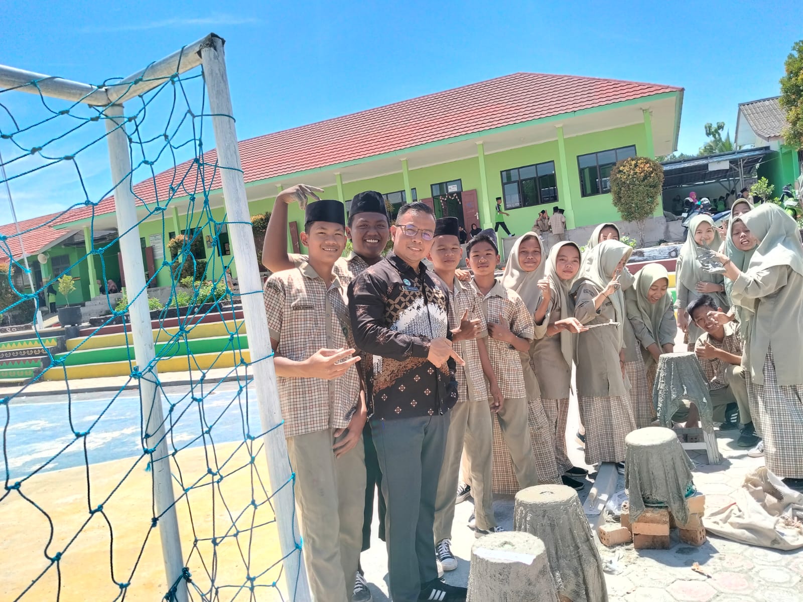 Siswa Siswi MTsN 2 Way Kanan Berkreasi dengan Kerajinan Pot Bunga dari Bahan Daur Ulang