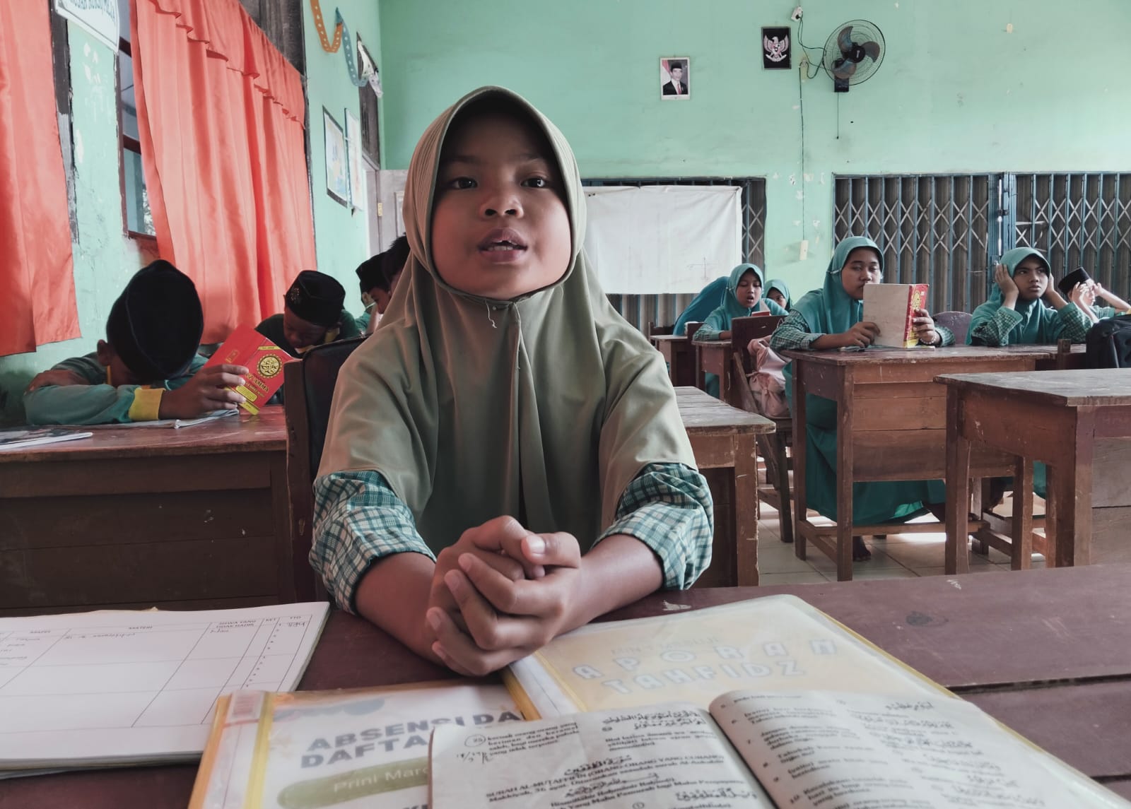 sebelum KBM dimulai, Siswa-siswi MIN 1 Mesuji ikuti kegiatan Tahfidz