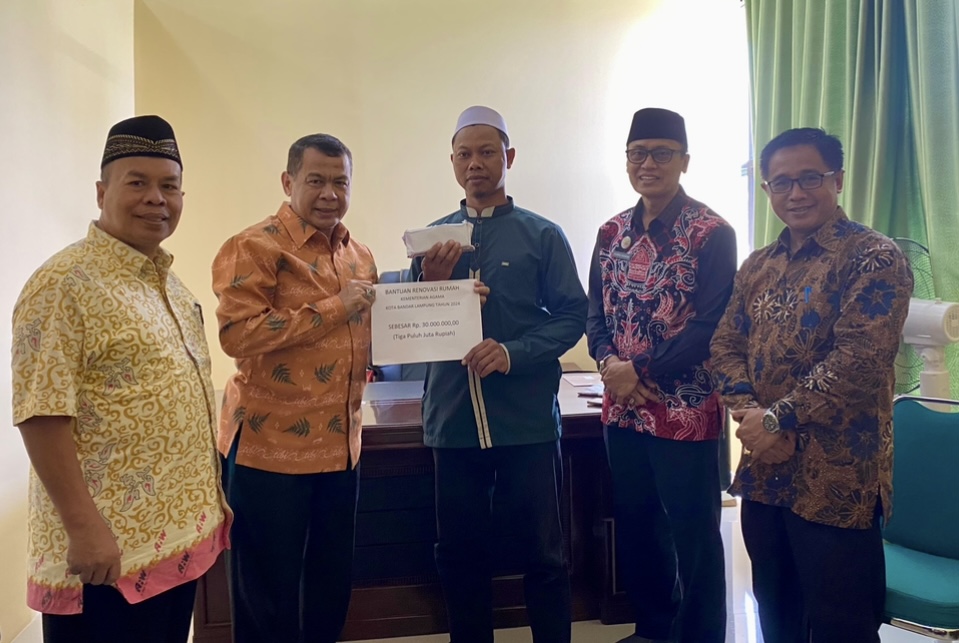 Kakankemenag Kota Bandar Lampung Serahkan Bantuan Renovasi Rumah