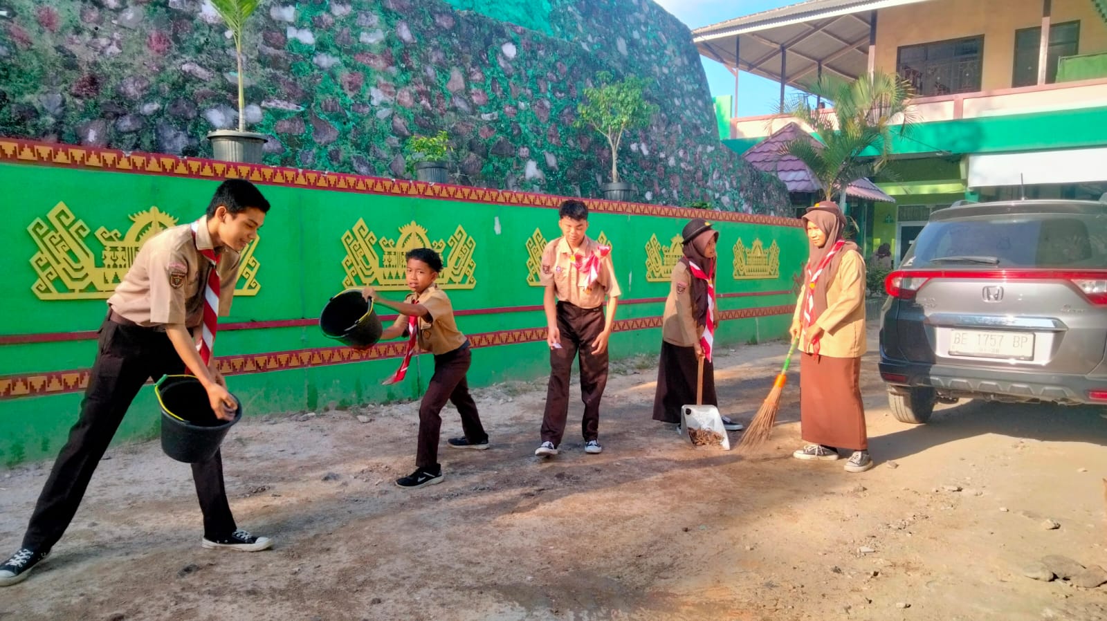 Jumat Bersih, Cara MAN 1 Pringsewu Ajarkan Kesehatan dan Keimanan pada Peserta Didik