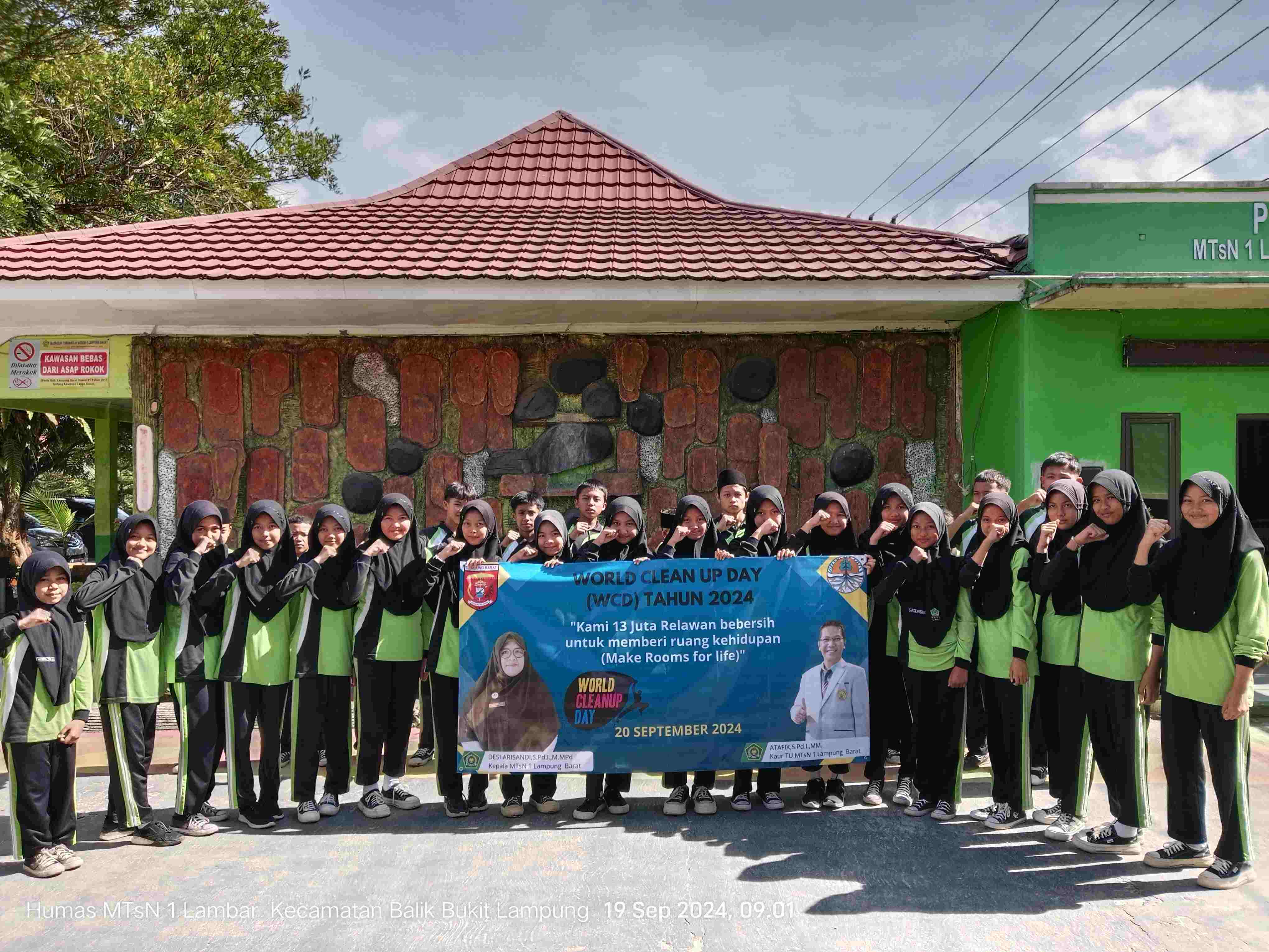 MTsN 1 Lampung Barat Dukung Penuh World Clean Up Day 2024 dengan Aksi Bersih-Bersih Lingkungan