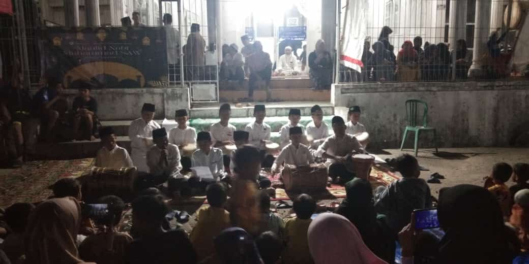 Antusias Jama’ah Saksikan Marawis MIN 1 Bandar Lampung Pada Peringantan Maulid Nabi Muhammad SAW