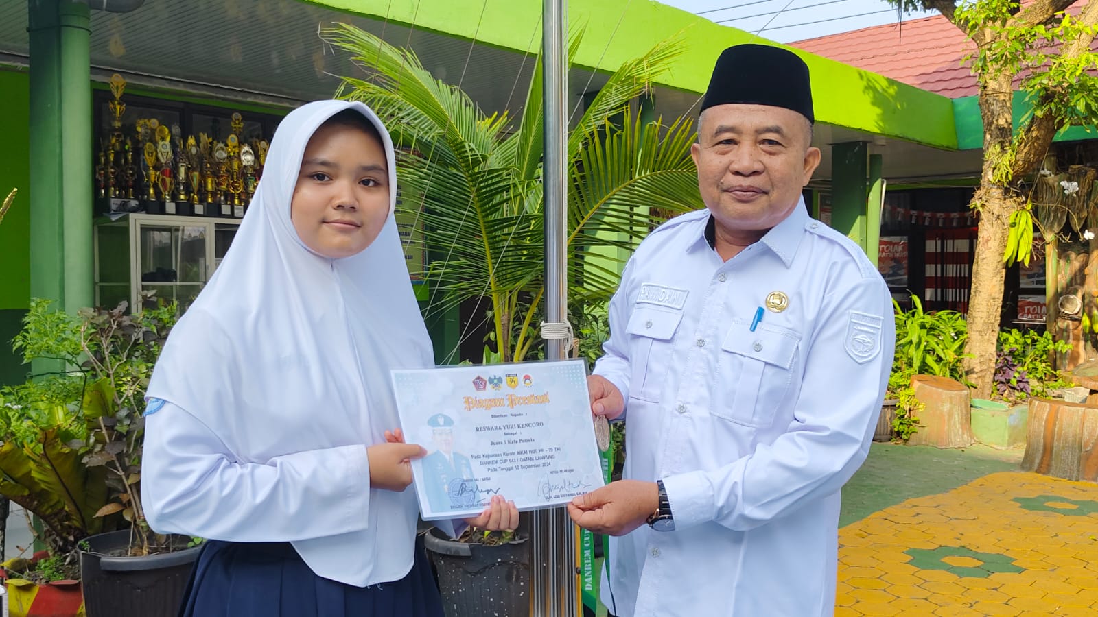H. Ramdani Bangga! Siswa MTsN 1 Tanggamus Raih Prestasi Cemerlang di Akademik dan Olahraga