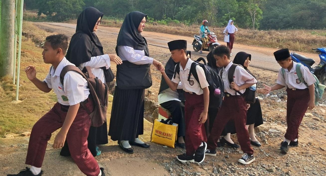 Guru Sambut Kedatangan Peserta didik dengan Budaya 5S