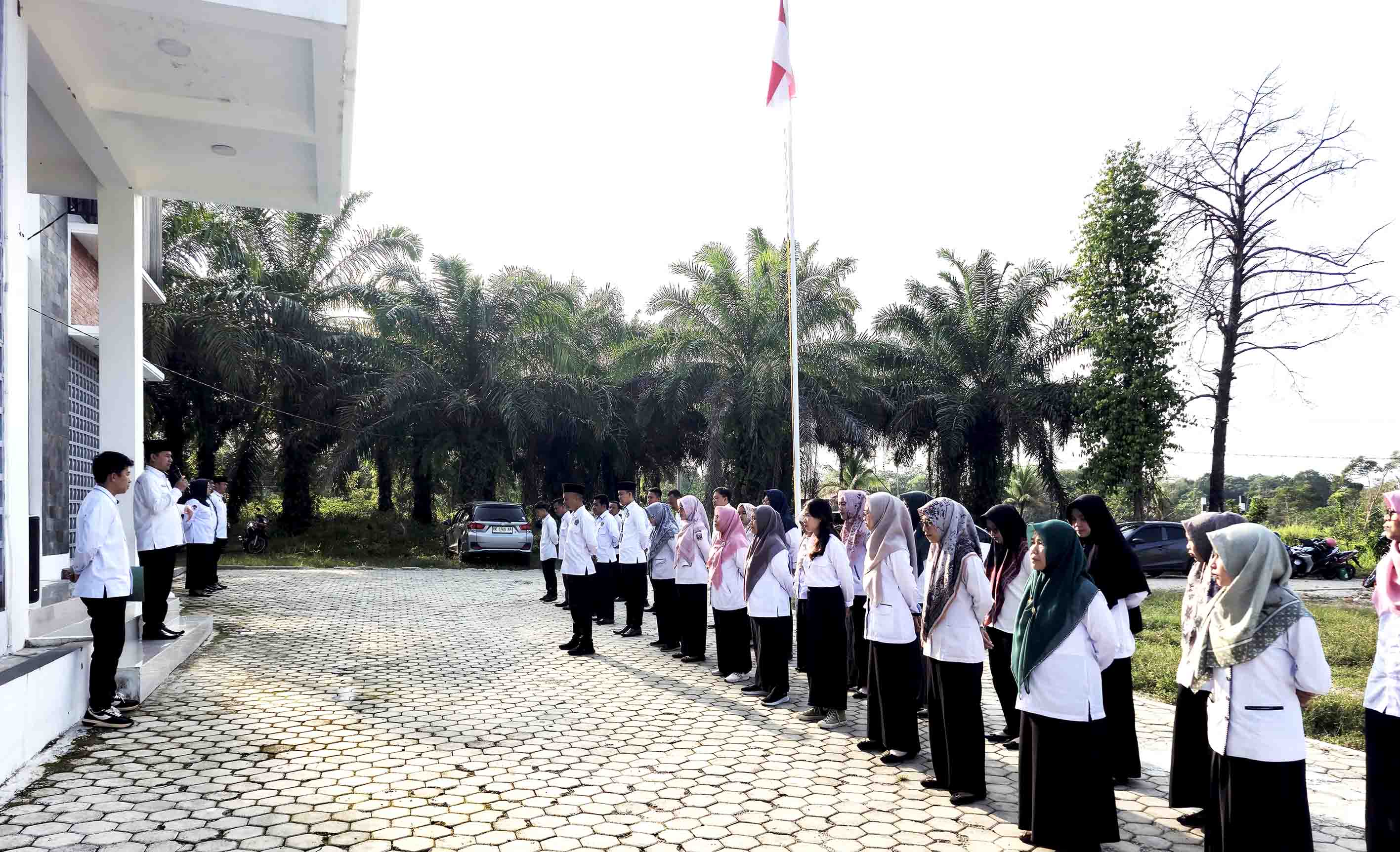 Tingkatkan Kompetensi Diri dan Keluar dari Zona Nyaman: Amanat Kasi Pendidikan Islam pada Apel Rutin Kemenag Pesisir Barat