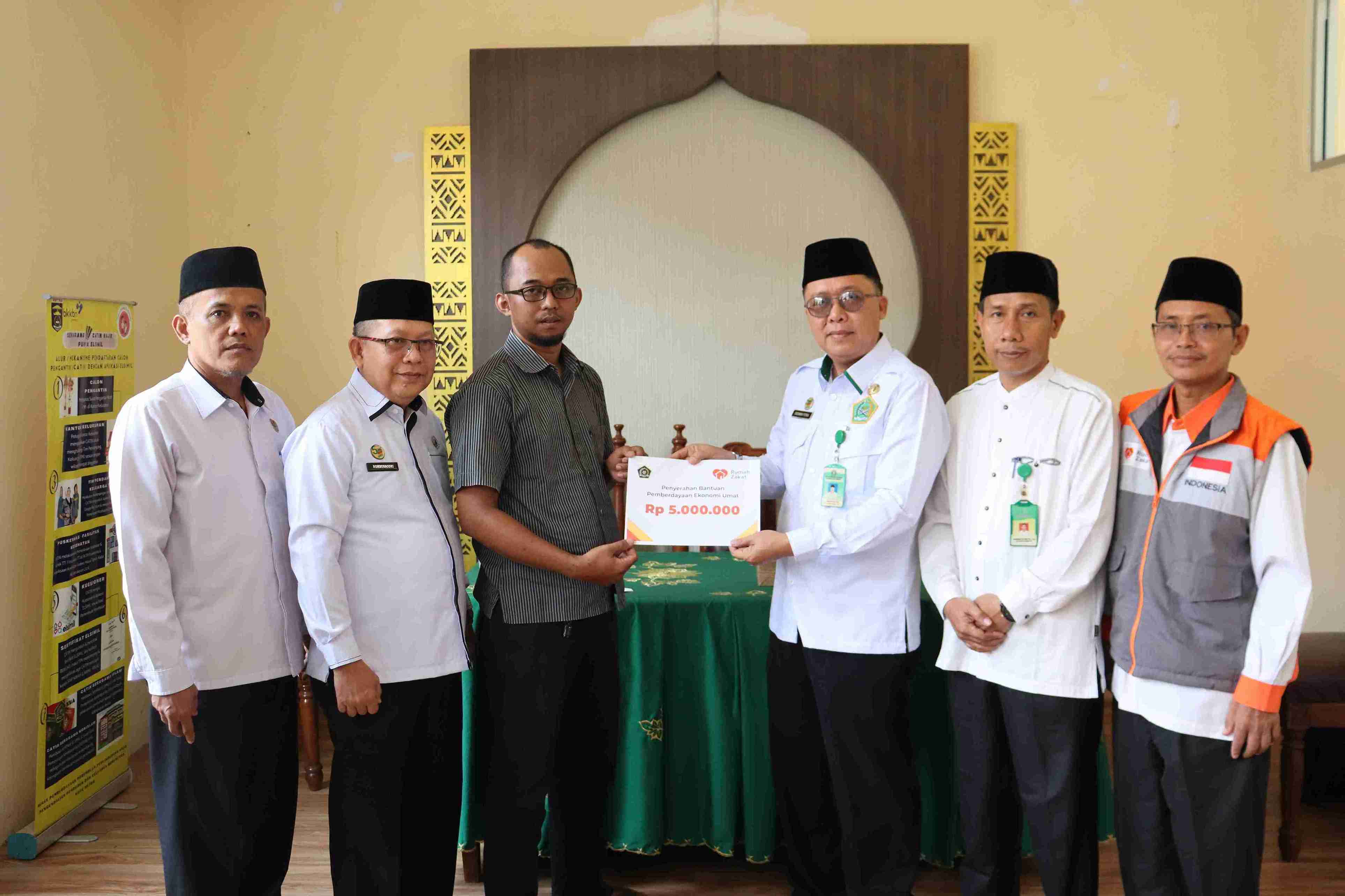 Kemenag Kota Metro Bersinergi Dengan LAZ Rumah Zakat Kota Metro Berikan Bantuan Kepada UMKM