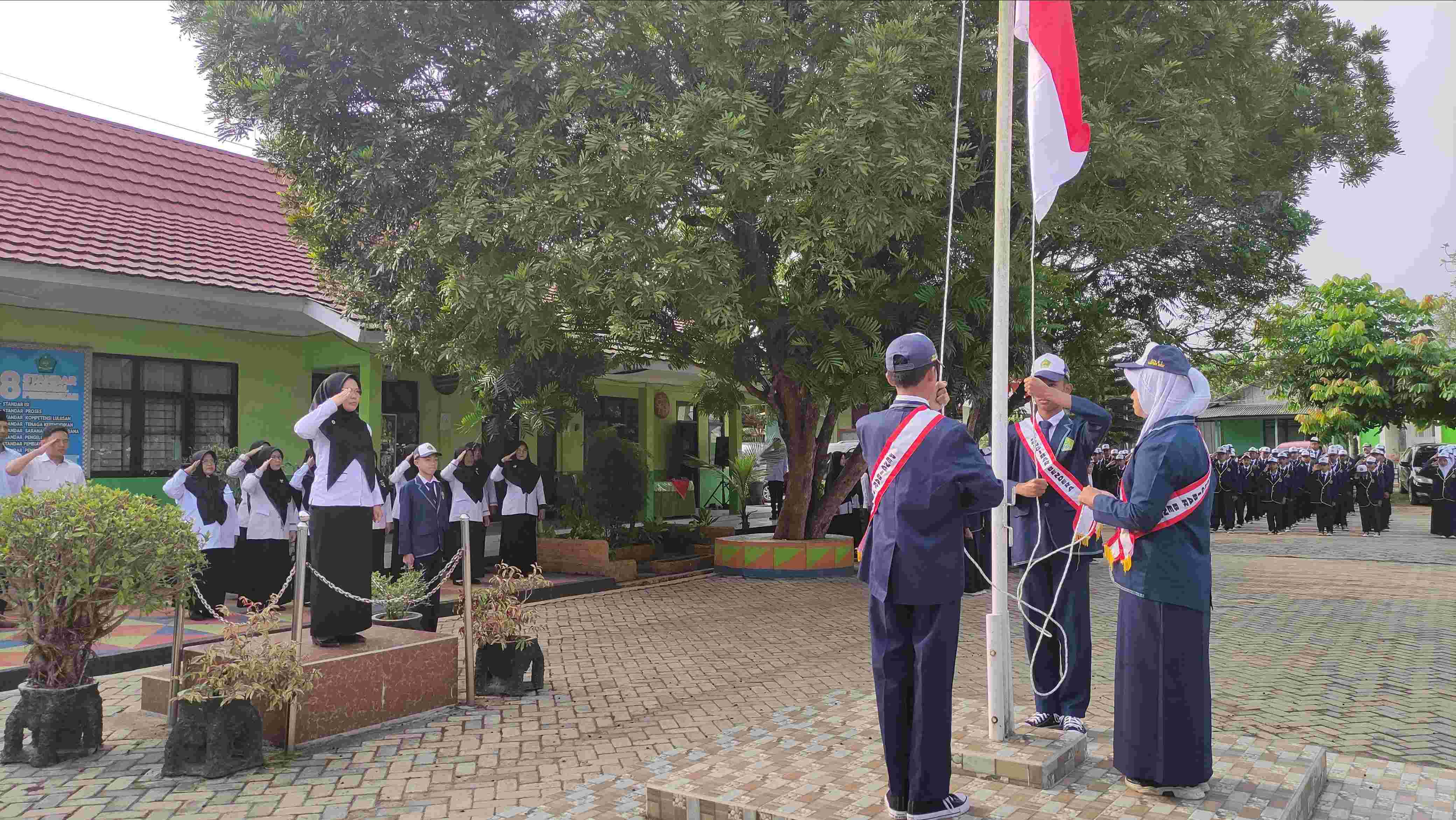 MTsN 1 Lampung Barat Gelar Upacara Rutin. Desi Arisandi: Penyerahan Penghargaan Prestasi Siswa