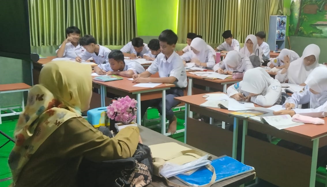 Petugas Puskesmas Kotaagung Lakukan Skrining Kejiwaan untuk Siswa Kelas 9 MTsN 1 Tanggamus