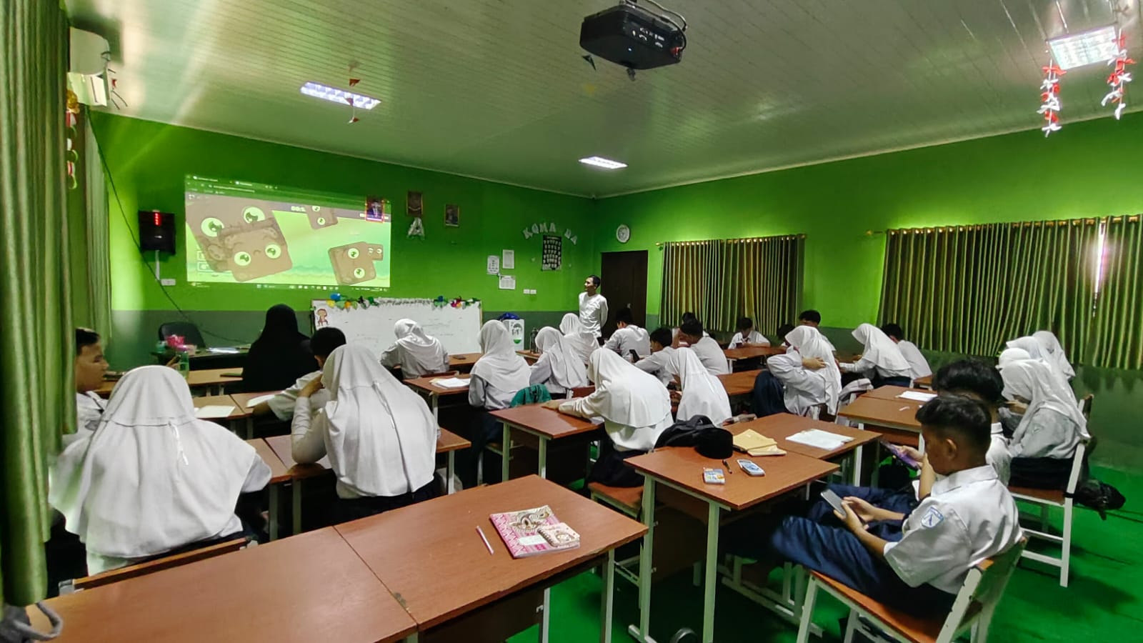 Inovatif dan Interaktif, Ahmad Nastain Terapkan Blooket dalam Supervisi Kelas 8A di MTsN 1 Tanggamus
