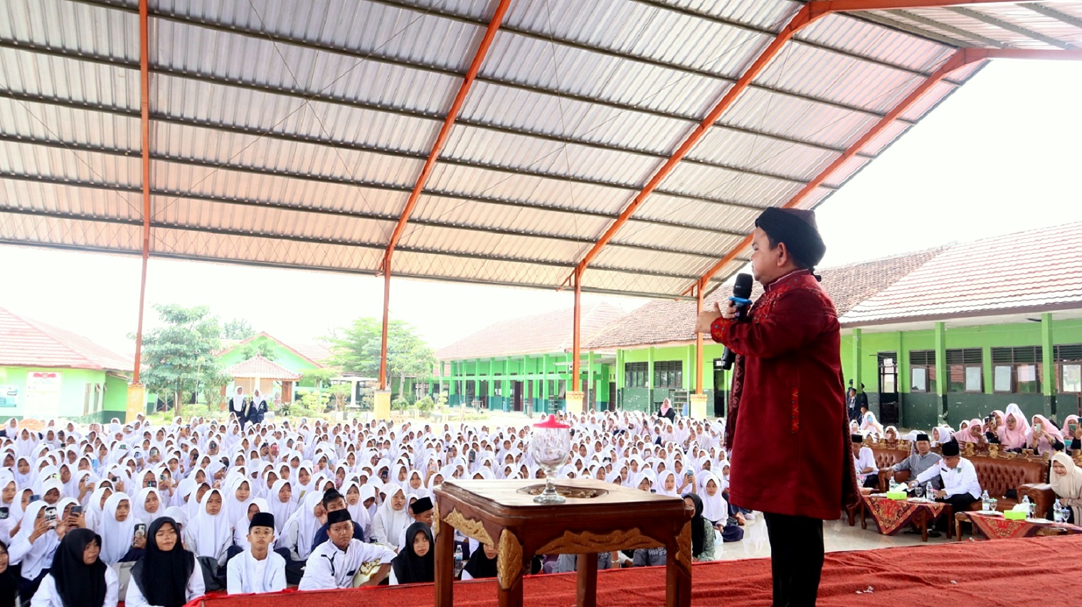 Juara Aksi Indosiar Ustadz Mumuy Abdul Mufti Mengisi Tausiyah Peringatan Maulid Nabi Muhammad SAW di Balai Sekula H. Sufi Alfian MTs Negeri 1 Pesawaran