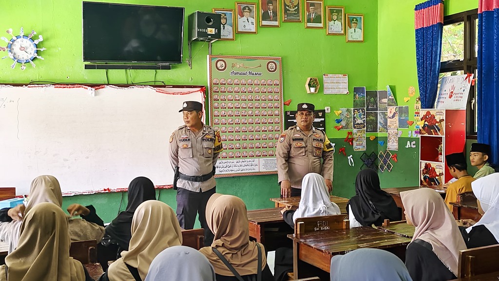 Polsek Kotaagung Serukan Aksi Lawan Bullying di MTsN 1 Tanggamus, Siswa Antusias!