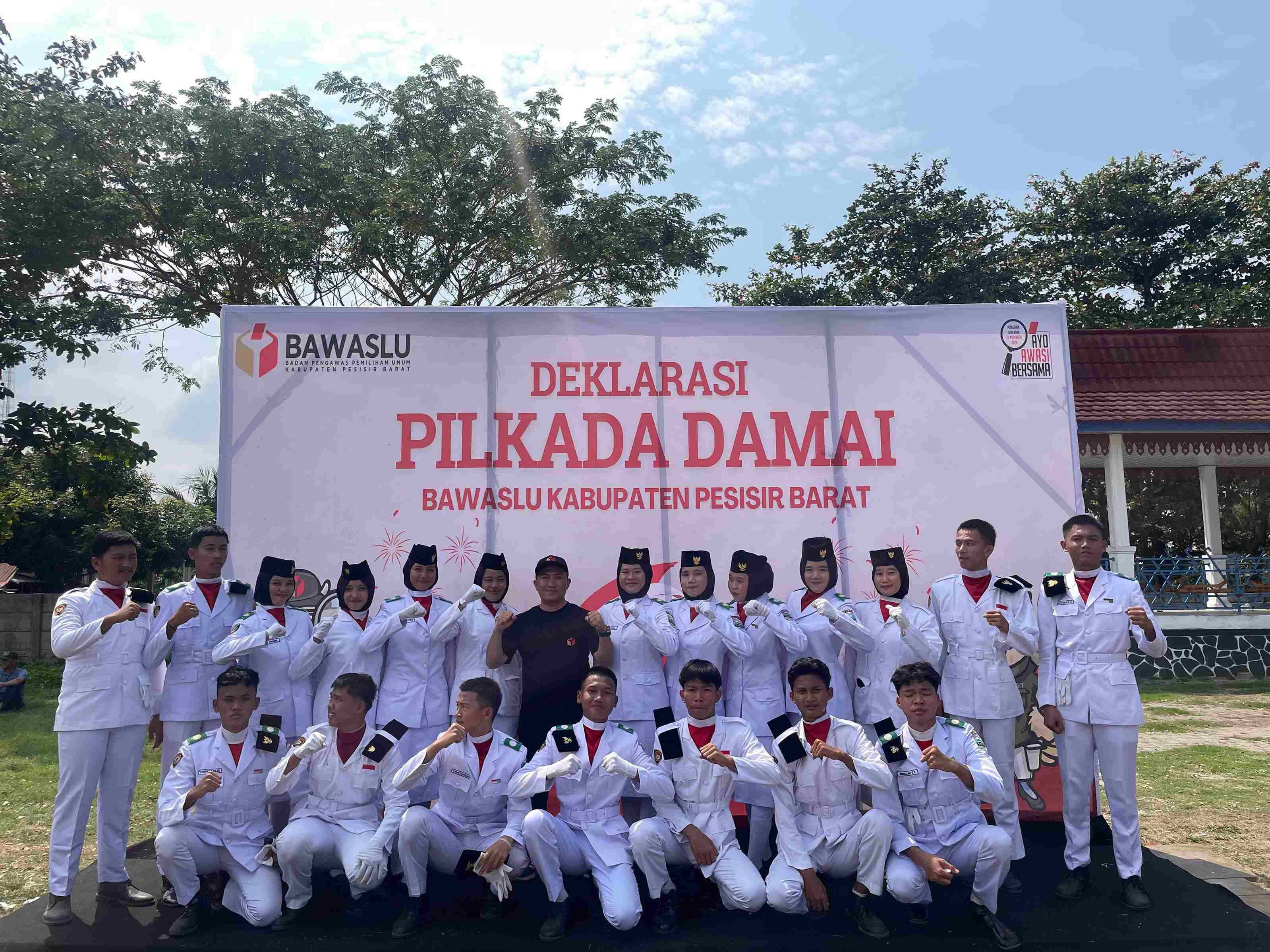 Anggota Paskibra MAN 1 Pesisir Barat Bertugas Membawa Bendera pada Deklarasi Kampanye Damai Pemilu Serentak 2024