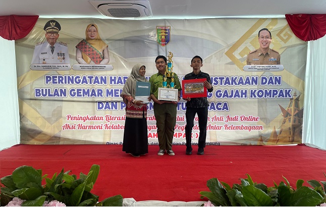 MTs Negeri 2 Bandar Lampung Terima Hadiah Juara Lomba Roket Air