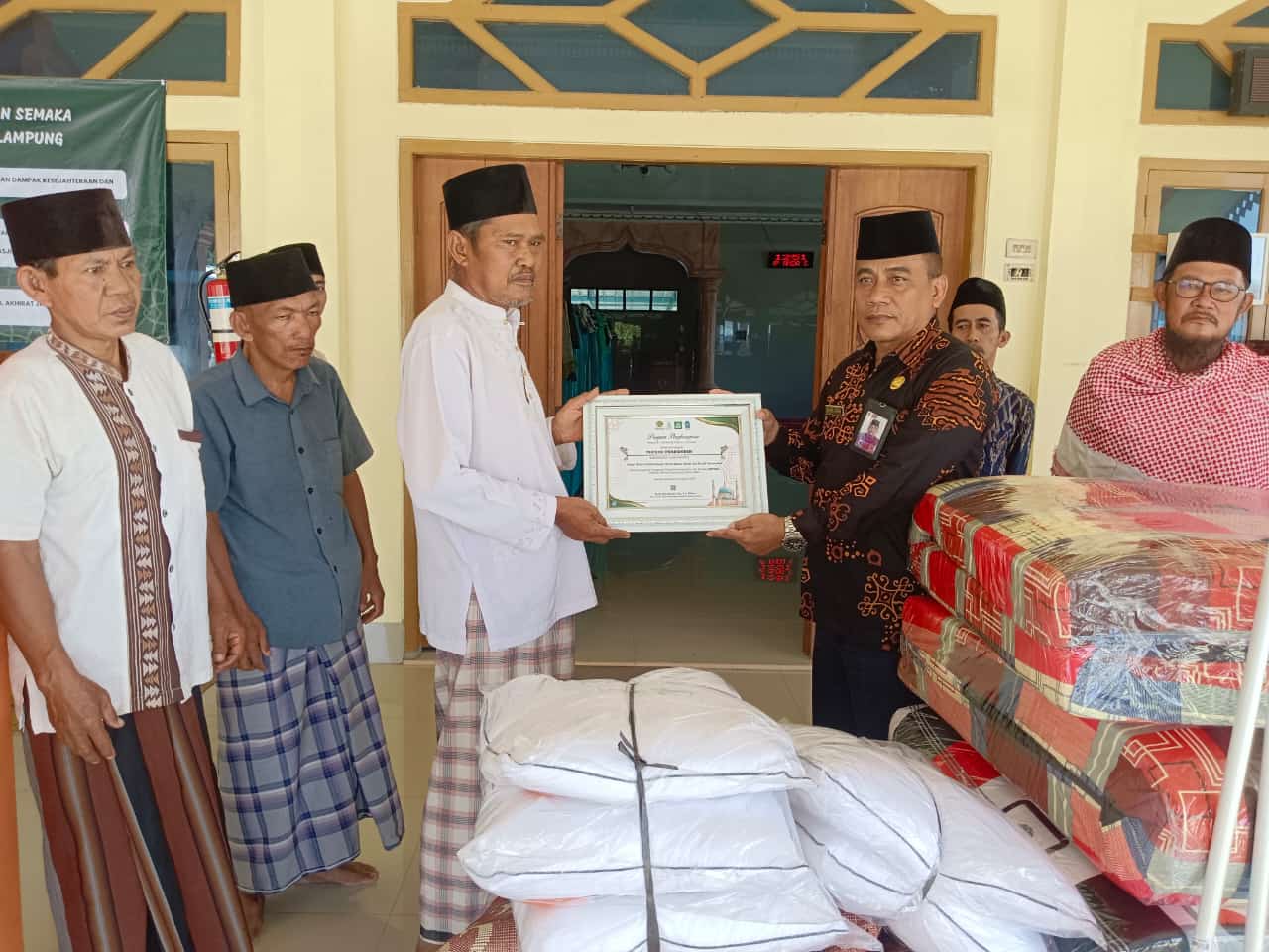 Kasi Bimas Islam Tanggamus Serahkan Piagam dan Bantuan untuk Masjid Imaduddin