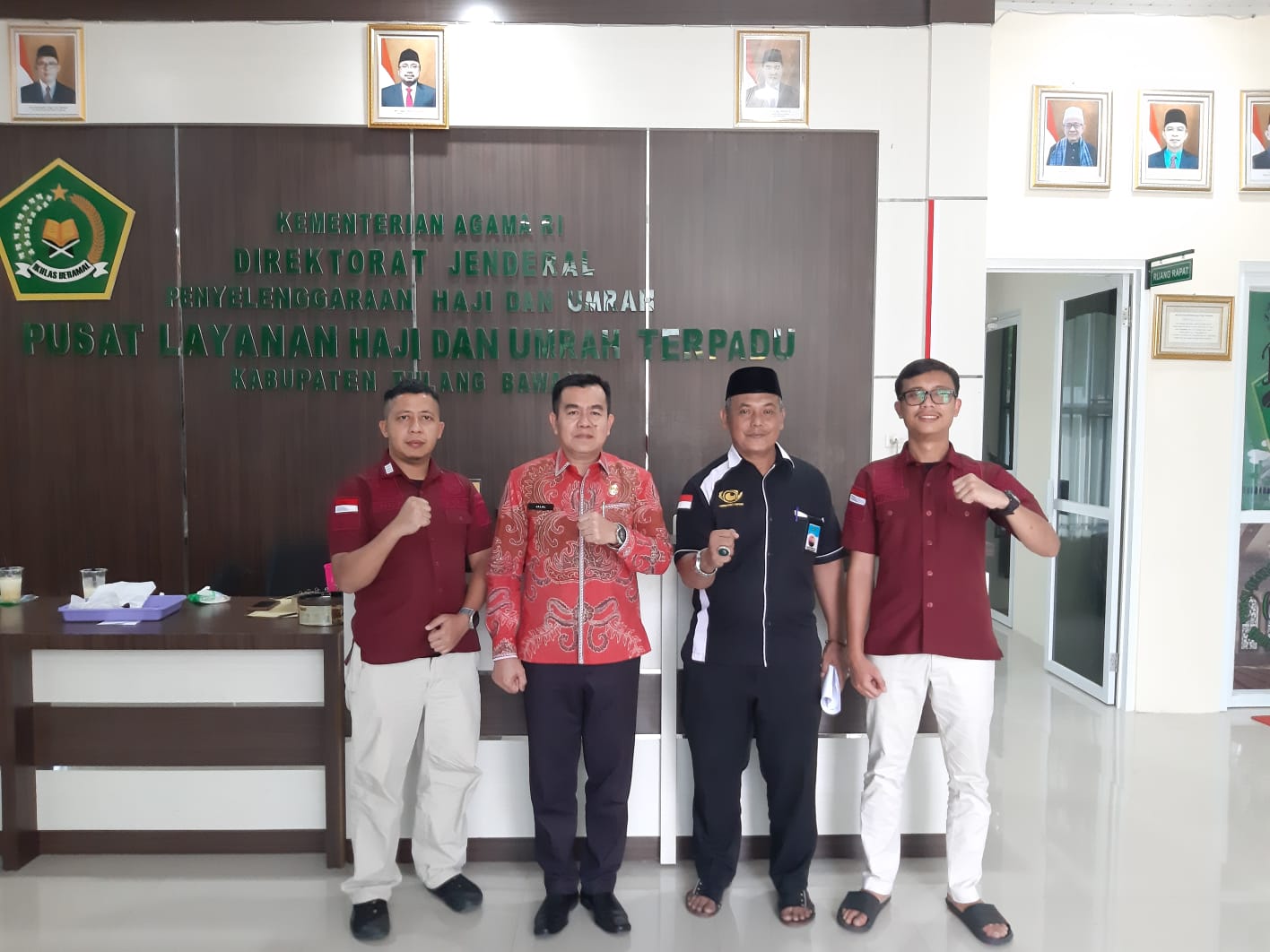 Sebanyak 61 Jamaah Haji Kabupaten Tulang Bawang dari Estimasi 366 Jamaah Terima Pelayanan Eazy Passport dari Kantor Imigrasi Lampung Selatan