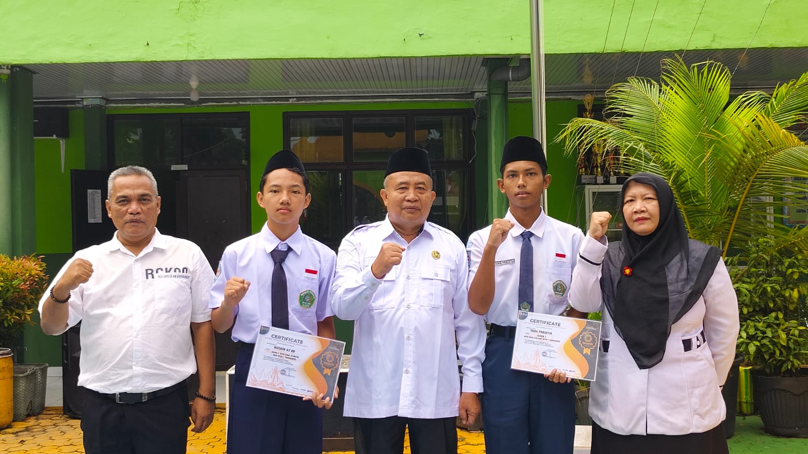 Kepala MTsN 1 Tanggamus Berikan Apresiasi kepada Siswa Berprestasi di Metro Swimming Championship 2024