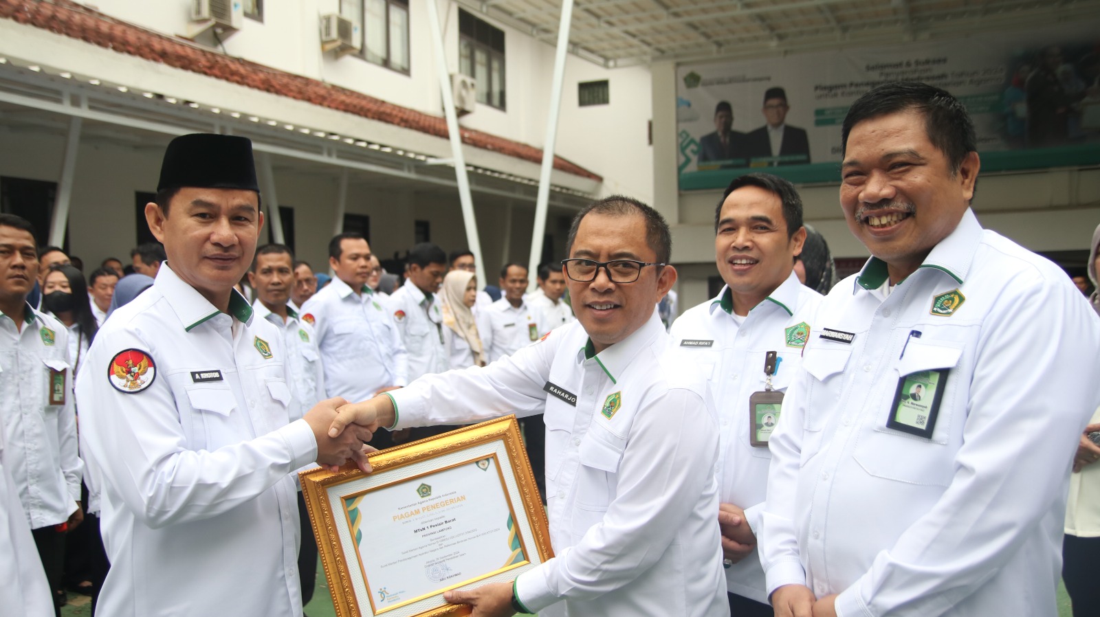 Kasi Pendidikan Islam Kemenag Pesisir Barat Hadiri Apel Pagi dan Penyerahan Piagam Penegerian Madrasah