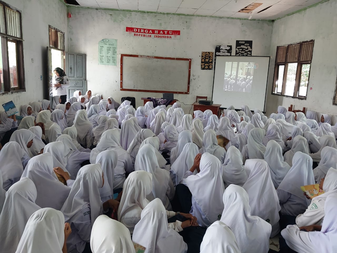 Menggugah Semangat Kebangsaan: Siswa dan Guru MTsN 2 Way Kanan Nobar Film G30S/PKI