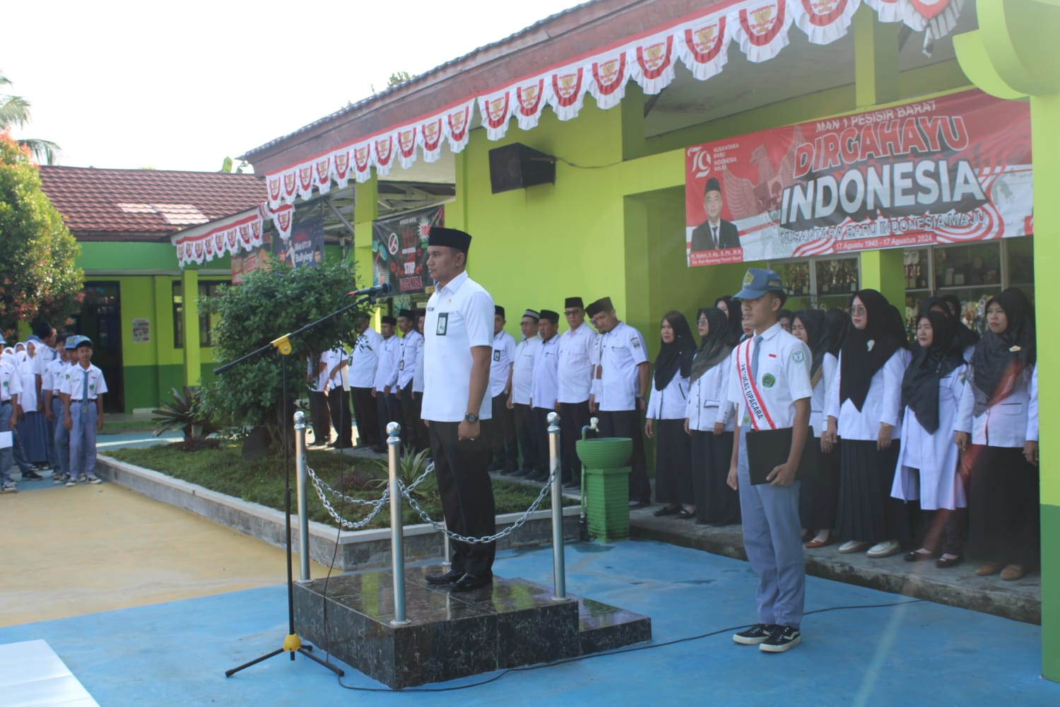 Upacara Peringatan Hari Kesaktian Pancasila 2024 di MAN 1 Pesisir Barat