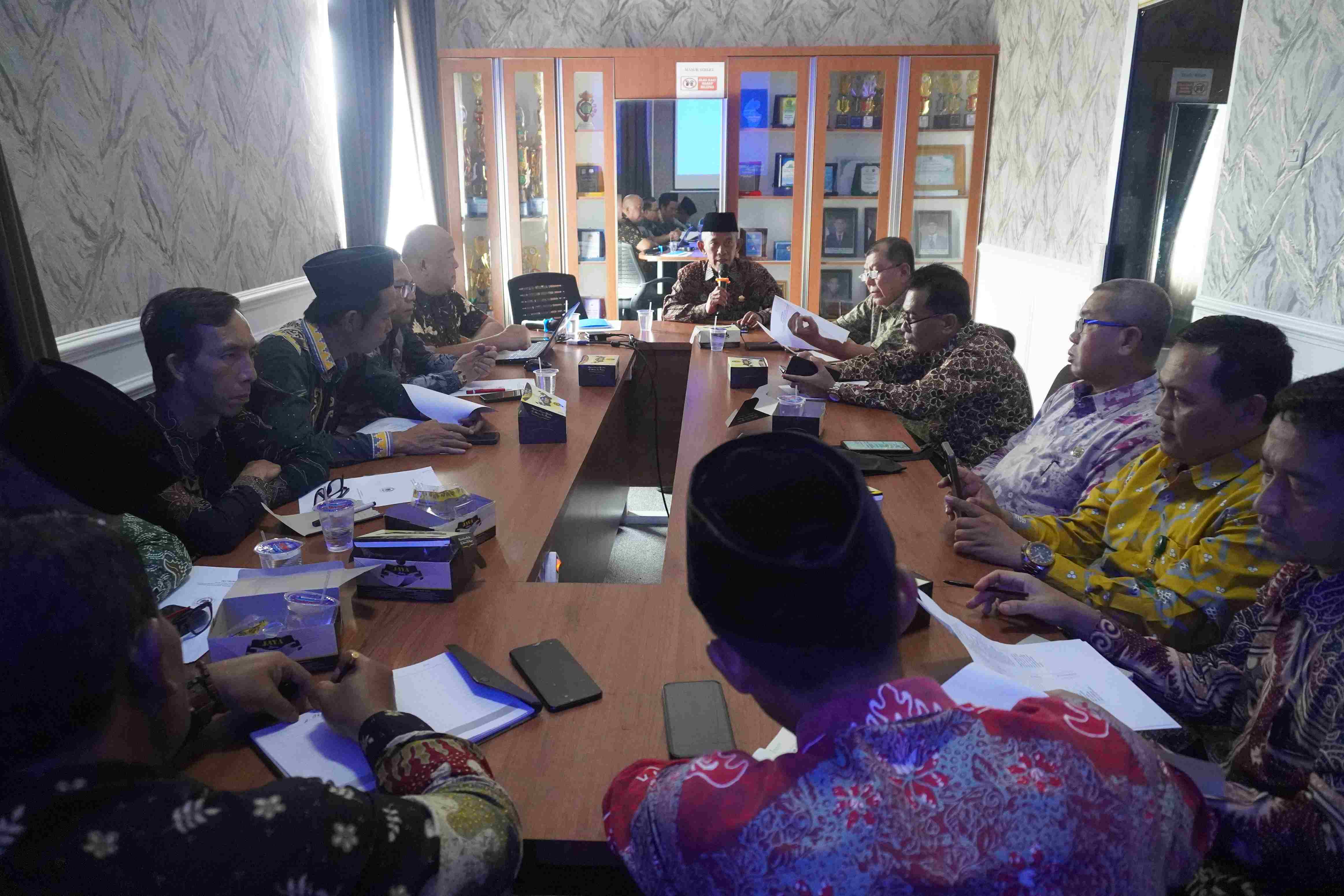 Tim HKLN Kemenag Lampung Lakukan Monitoring Produk Hukum di Kemenag Pesawaran