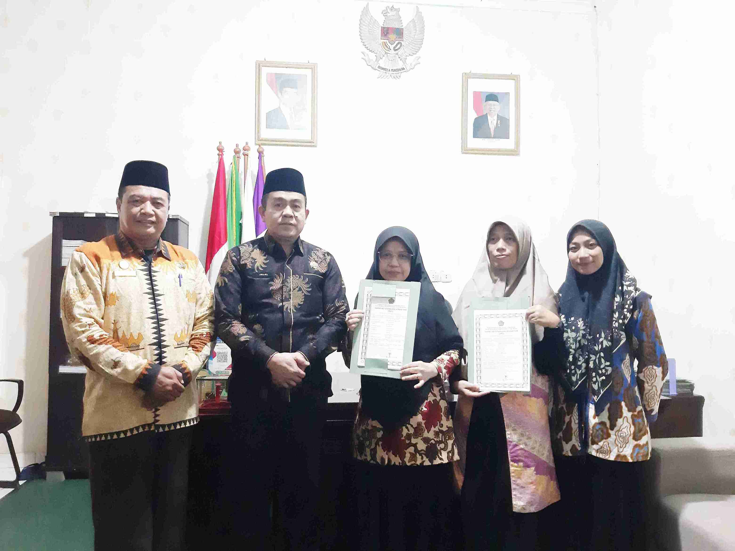 Dorong Legalitas dan Penguatan Majelis Taklim, Jalaluddin Serahkan 88 SKT Kepada Penyuluh Agama Islam