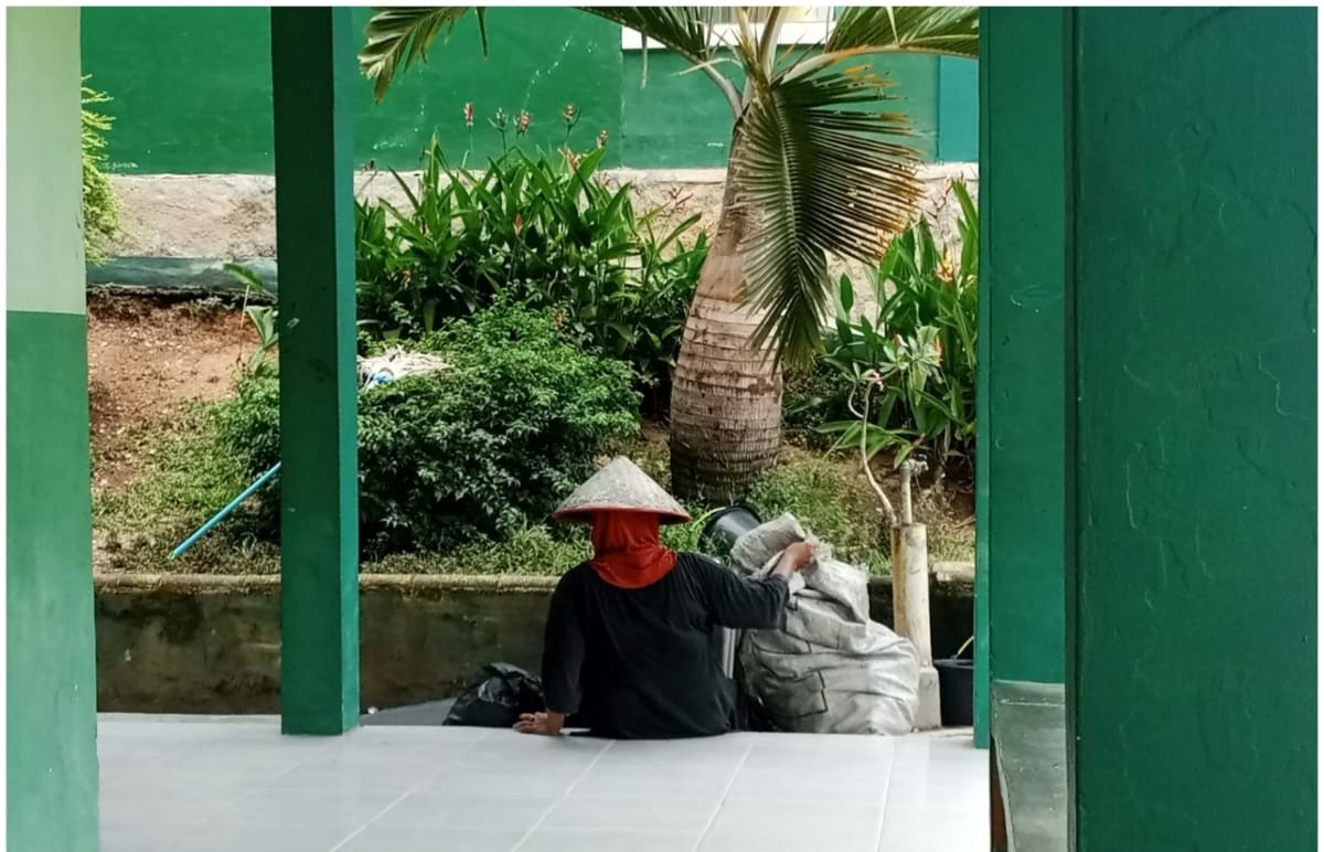 Saat Sampah Jadi Berkah: Kisah Inspiratif Ibu Karyati di MAN 1 Pringsewu