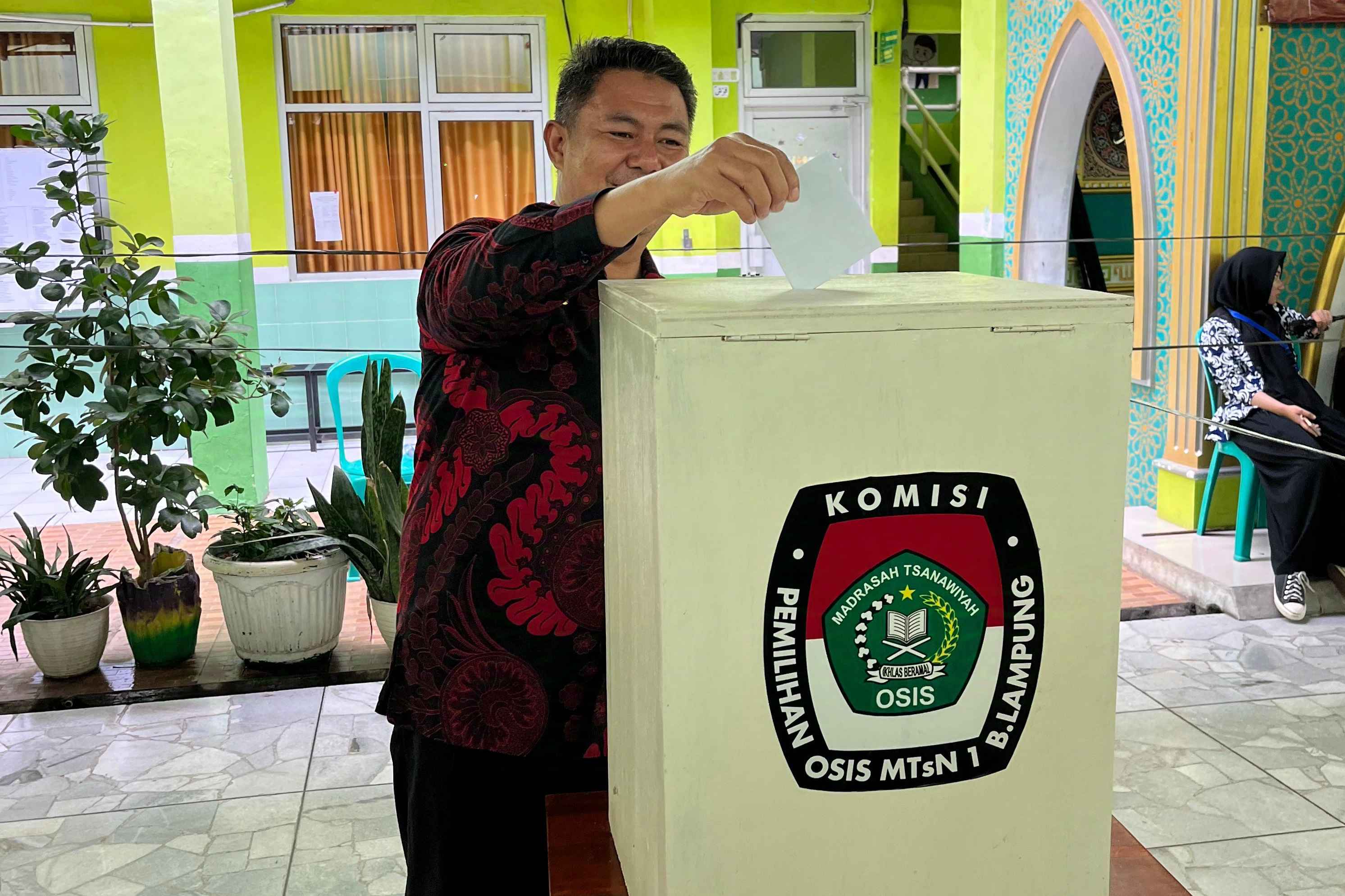 Kepala MTsN 1 Bandar Lampung Memberikan Suaranya Dalam Pesta Demokrasi Pemilihan Ketua dan Wakil Ketua OSIS MTsN 1 Bandar Lampung Periode 2024/2025