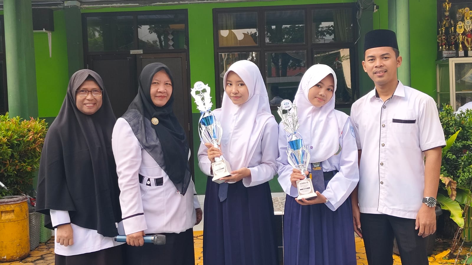 Dua Siswi MTsN 1 Tanggamus Raih Prestasi di Olimpiade Bahasa Arab Nasional Tingkat Provinsi
