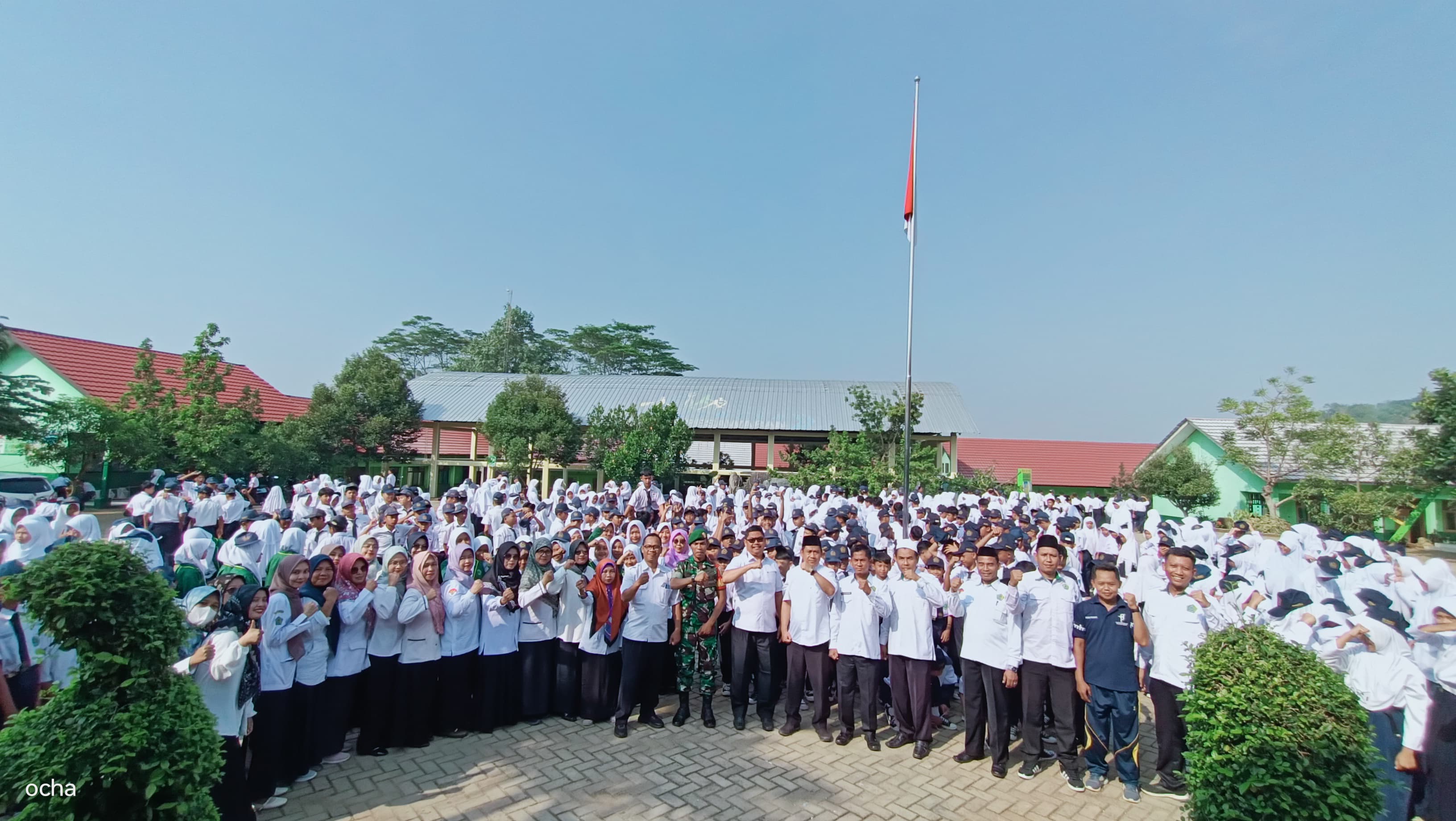 Alumni MTsN 2 Pesawaran Babinsa Serda Arwan Menjadi Pembina Upacara