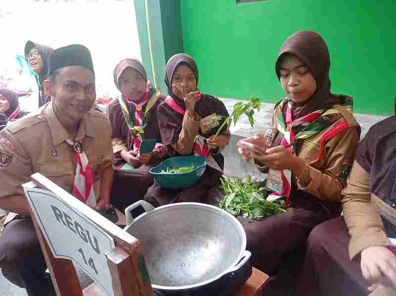 Keseruan Kegiatan Masak-Masak pada Acara Masa Orientasi Pramuka (MOP) MTsN 1 Bandar Lampung