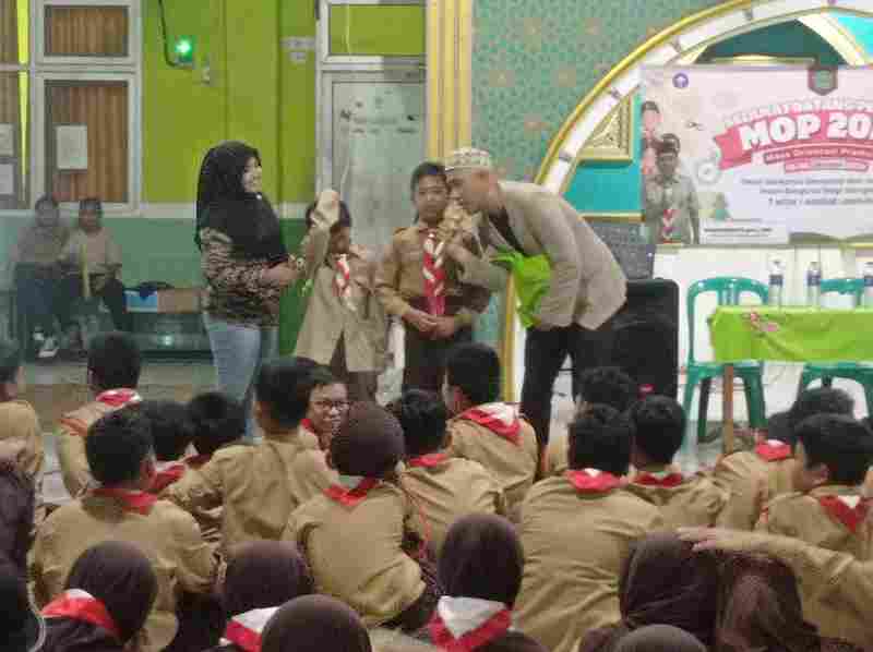 Peserta MOP Raden Imba Kusuma MTsN 1 Bandar Lampung Ikuti Renungan Malam Bersama Kak Deddy Sulaimawan