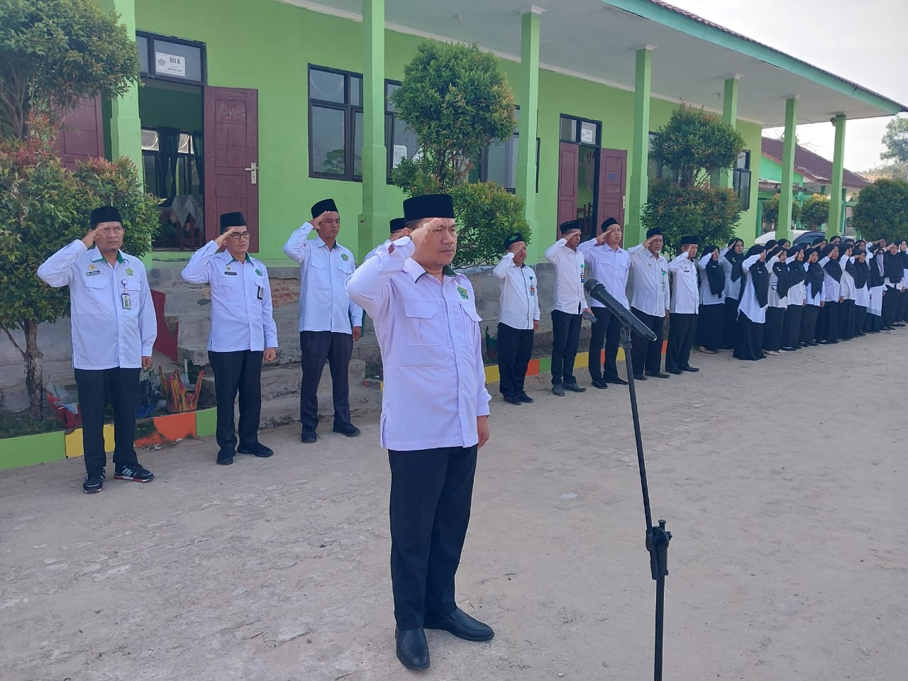 Kepala Kantor Kemenag Way Kanan Jadi Pembina Upacara di MTsN 2 Way Kanan, Sampaikan Pesan Motivasi untuk Siswa