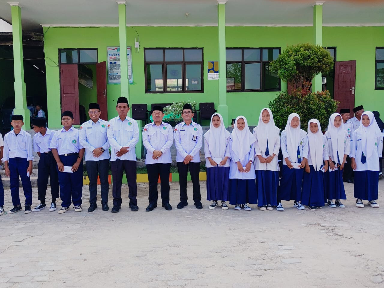 MTsN 2 Way Kanan Bagikan Santunan kepada Anak Yatim Piatu Setelah Upacara