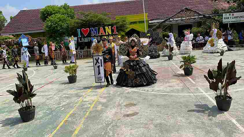 MAN 1 Lampung Barat Meriahkan Hari Batik dengan Lomba Kreatif dan Edukatif