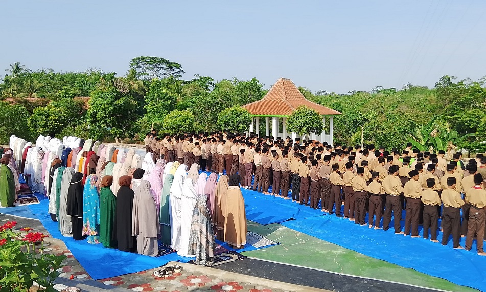 Siswa MTsN 2 Way Kanan Antusias Melaksanakan Sholat Dhuha Rutin
