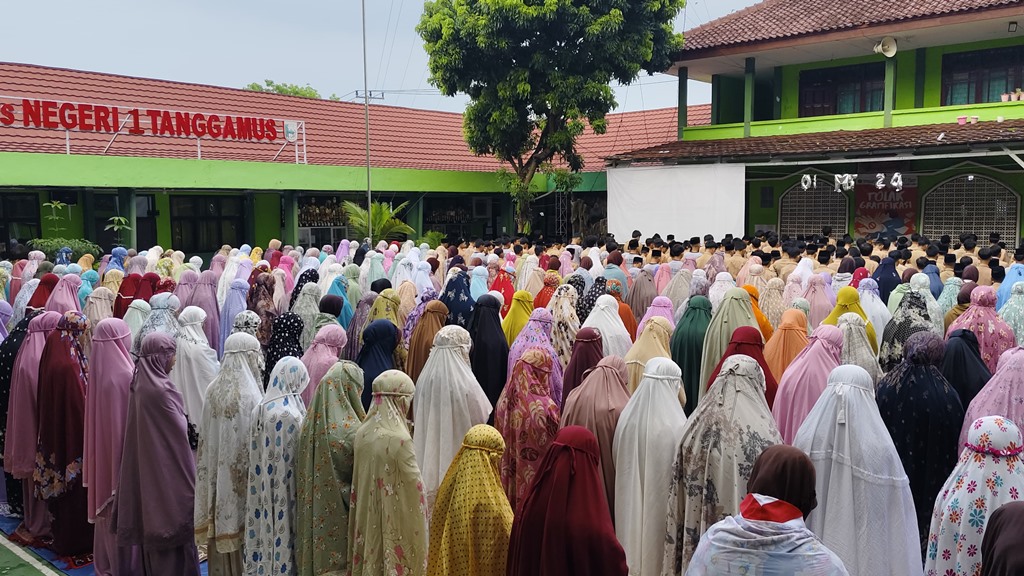 Kekhusyukan Sholat Dhuha Bersama di MTsN 1 Tanggamus: Sinergi Antara Siswa dan Guru