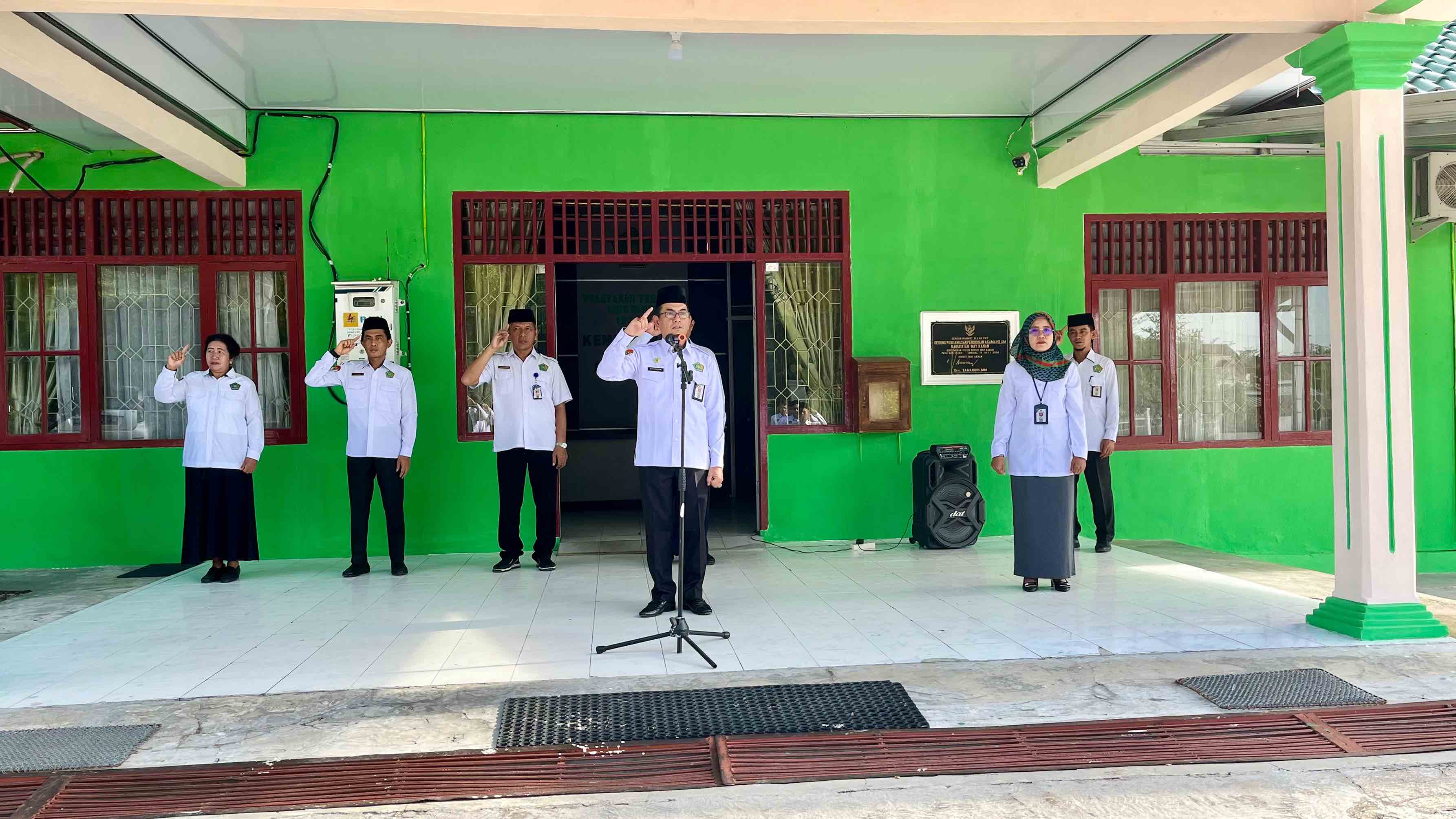 Kemenag Way Kanan Laksanakan Apel Pagi Rutin: Tingkatkan Disiplin dan Kerja Sama di Lingkungan Kantor