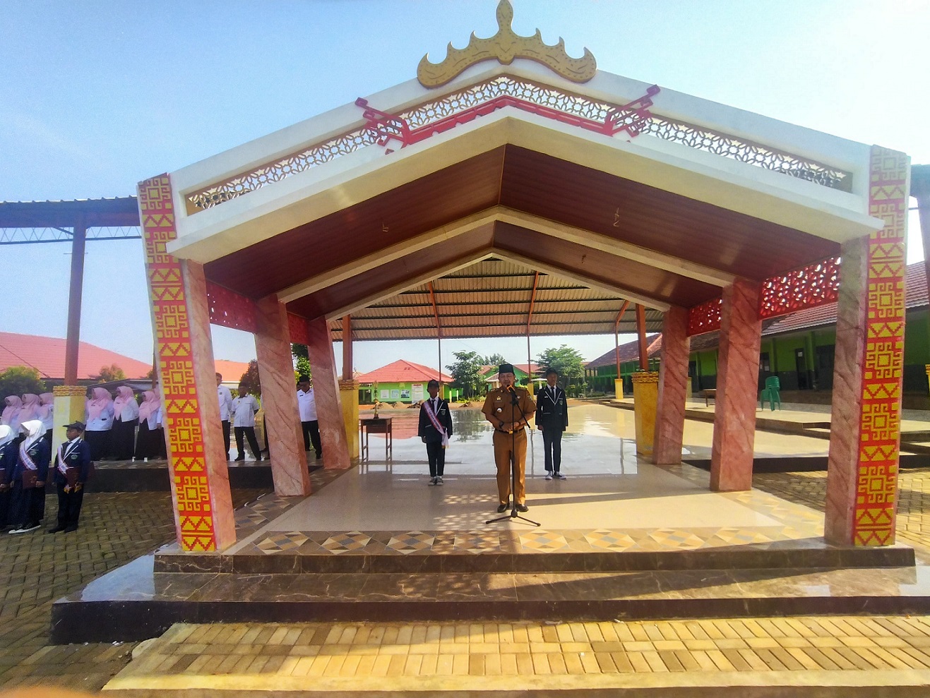 Menjadi pembina upacara di MTsN 1 Pesawaran, ini amanat Irwan Rosa ( camat kecamatan kedondong) kepada siswa madrasah