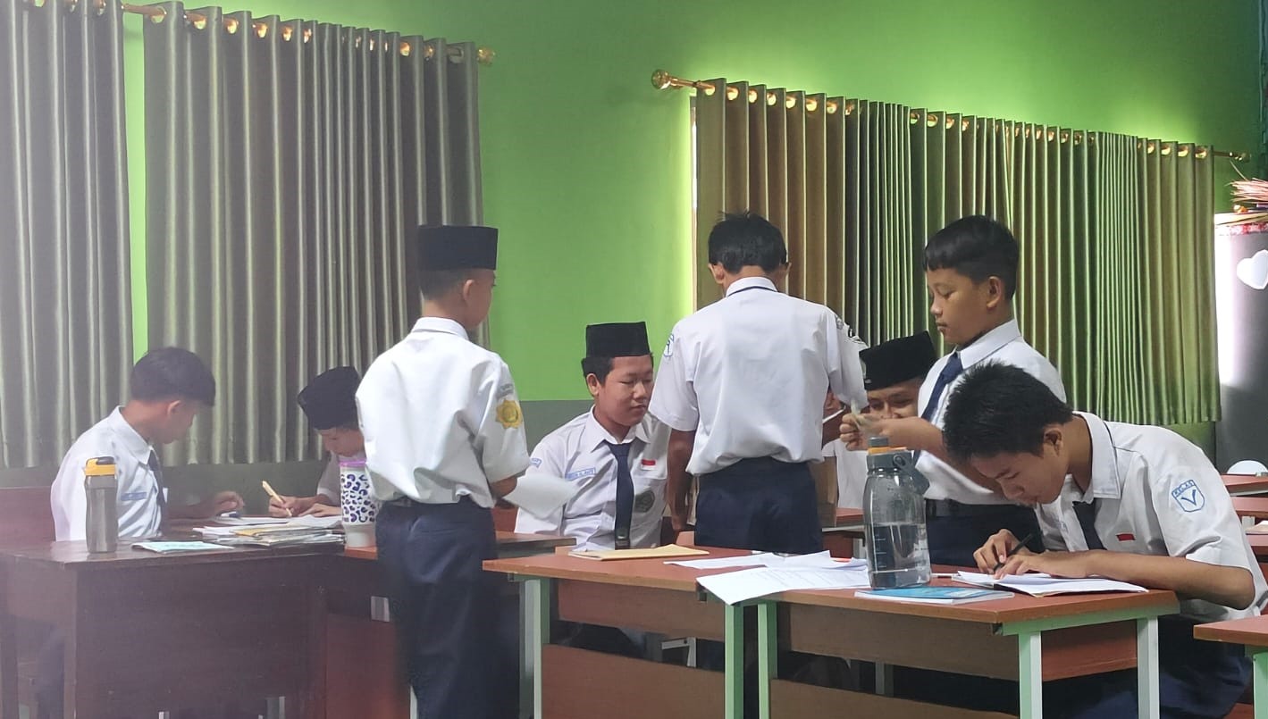Aksi Solidaritas! Siswa MTsN 1 Tanggamus Tunjukkan Empati untuk Keluarga Siswa yang Berduka