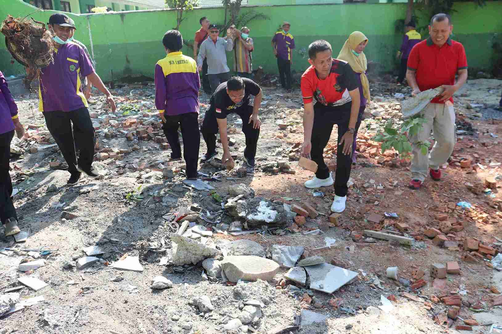 Abdul Haris dan Jajaranya Kerja Bakti di MIN 1 Kota Metro