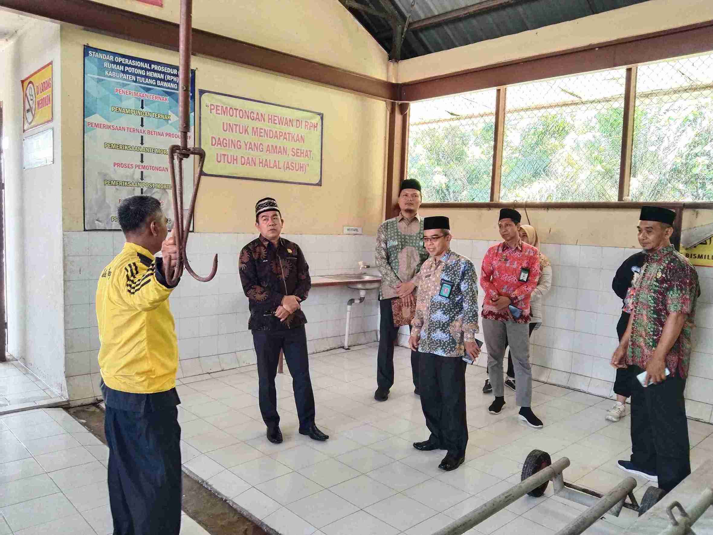 Kakankemenag Tulang Bawang Bersama Ketua Satgas Halal Lakukan Pengawasan ke RPH di Kecamatan Banjar Margo